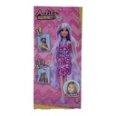 Muñeca articulada con accesorios para el cabello, en caja