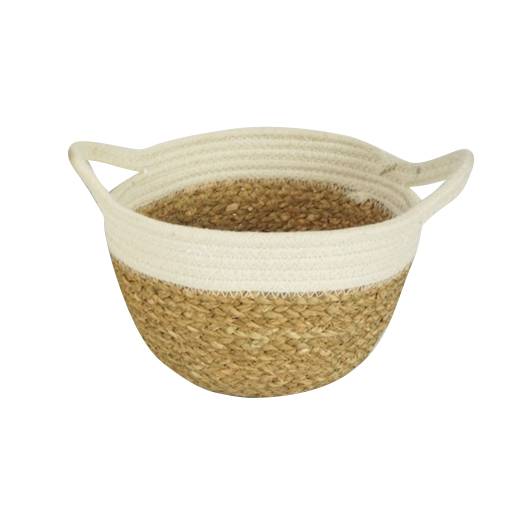 Cesto de fibras naturales combinado con piola, junco de agua