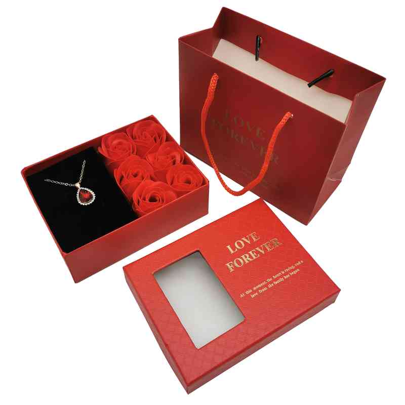 Collar con dije, en caja
