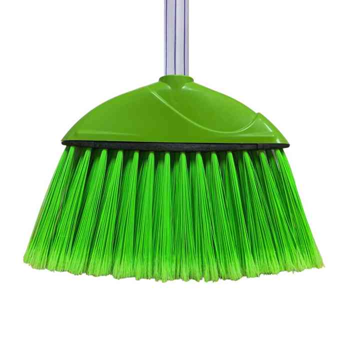 Escoba multiuso con mango de madera, verde
